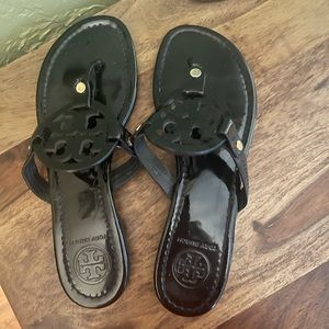 Tory Burch logo black patent leather sandals.